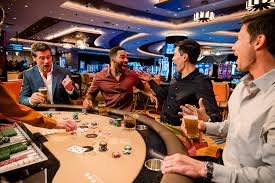 Pengguna membaca slot123 lewat smartphone